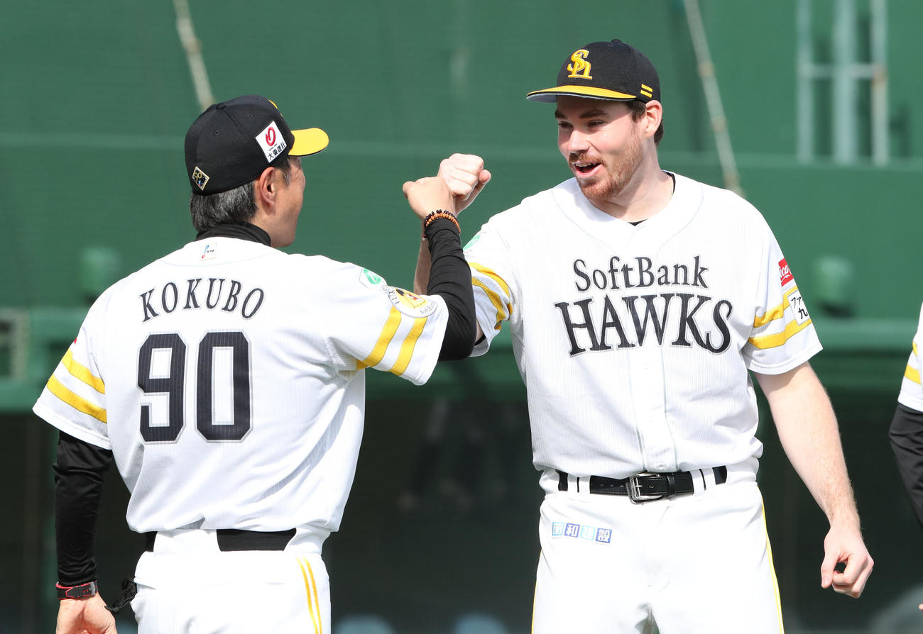 ソフトバンク対オリックス　勝利投手となったスチュワートは小久保監督とハイタッチ（撮影・梅根麻紀）