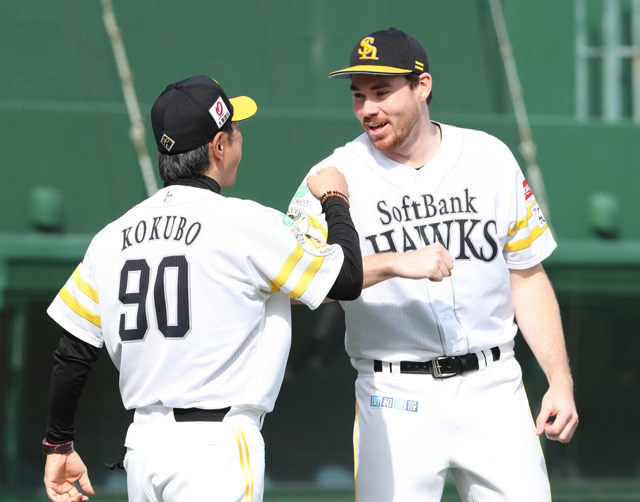 ソフトバンク対オリックス　勝利投手となったスチュワートは小久保監督とハイタッチ（撮影・梅根麻紀）