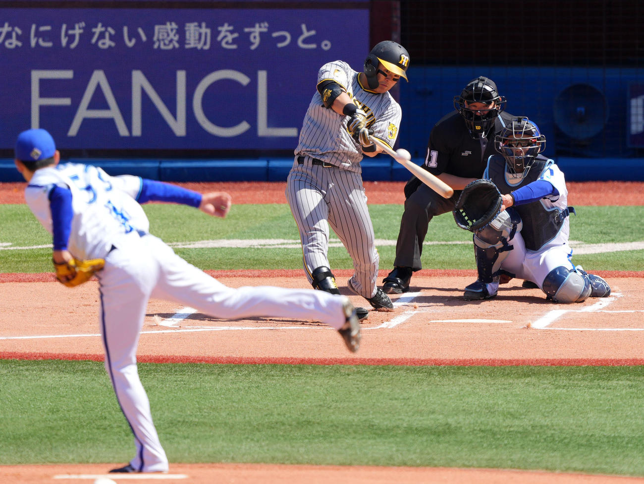 DeNA対阪神　1回表阪神2死、右越え二塁打を放つ前川。投手中川颯（撮影・横山健太）