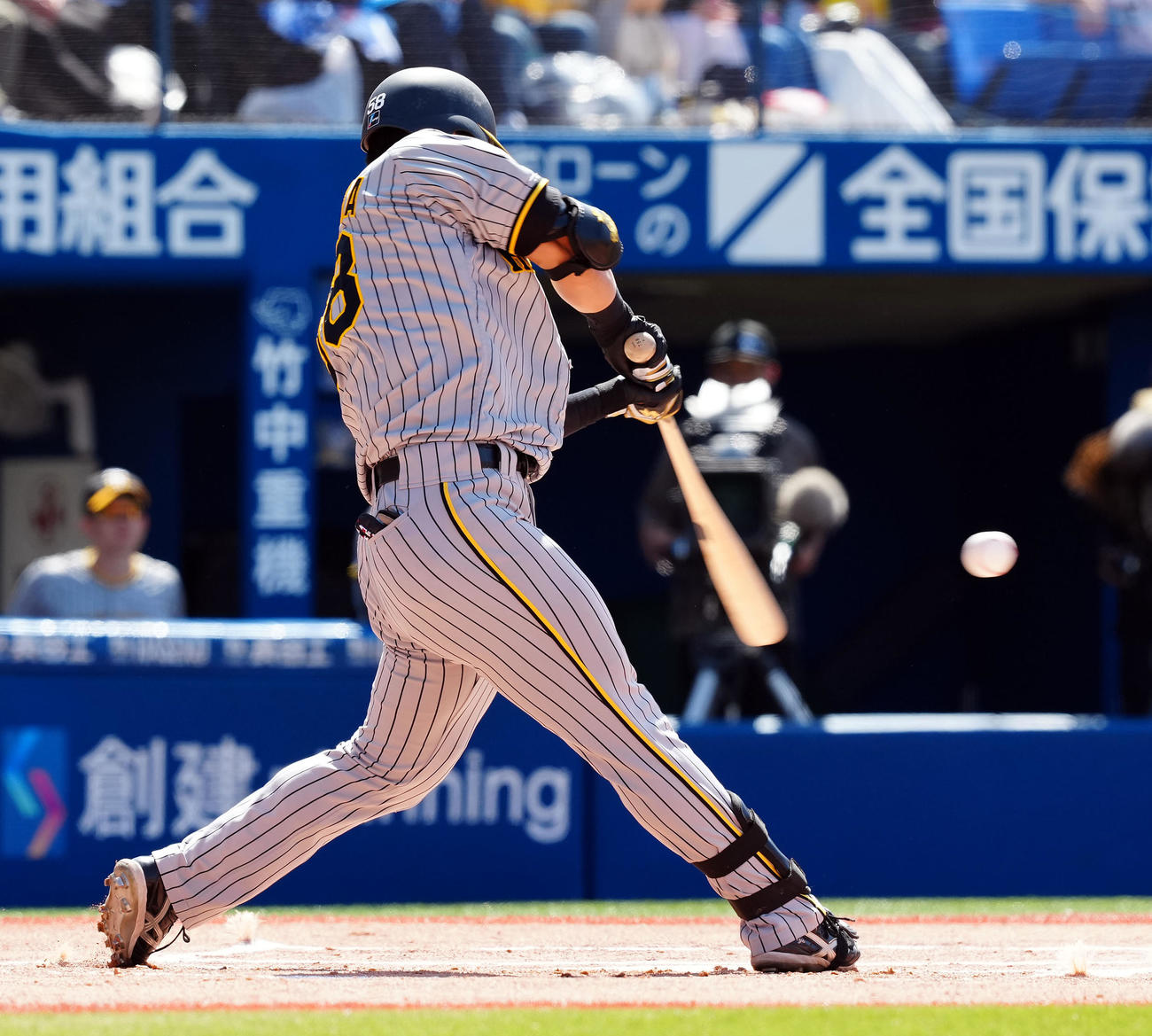 DeNA対阪神　1回表阪神2死、右前に二塁打を放つ前川（撮影・たえ見朱実）