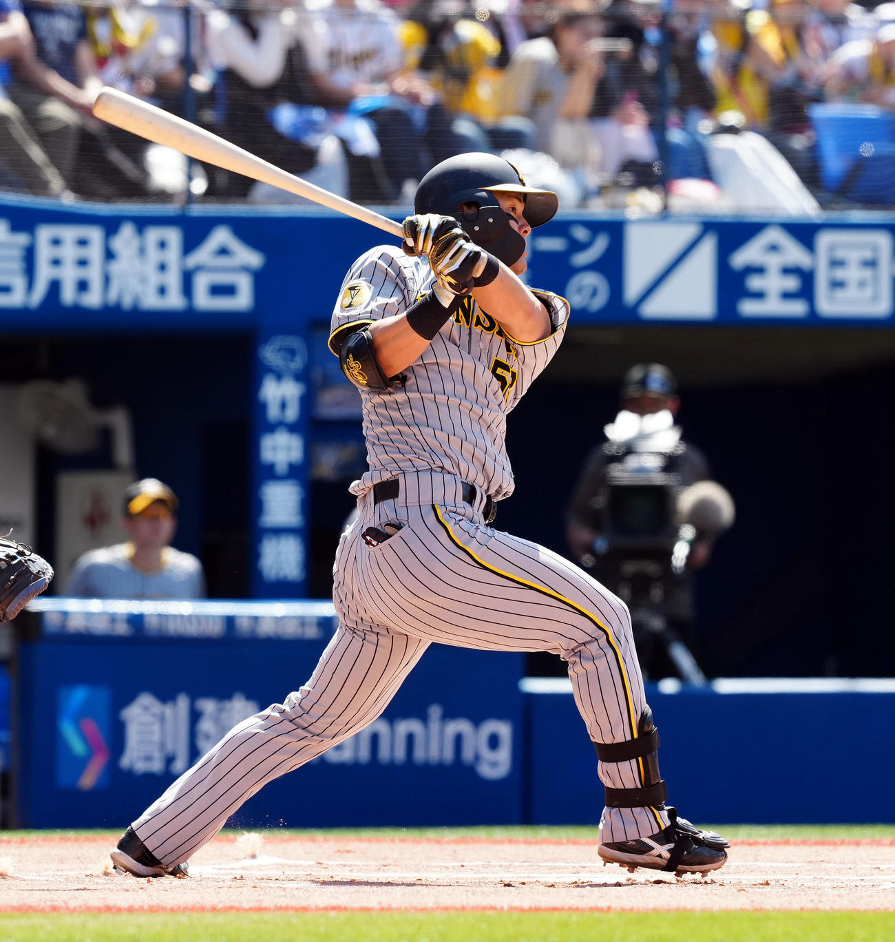 DeNA対阪神　1回表阪神2死、右前に二塁打を放つ前川（撮影・たえ見朱実）