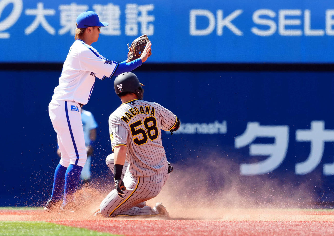 DeNA対阪神　1回表阪神2死、右前に二塁打を放った前川（撮影・たえ見朱実）
