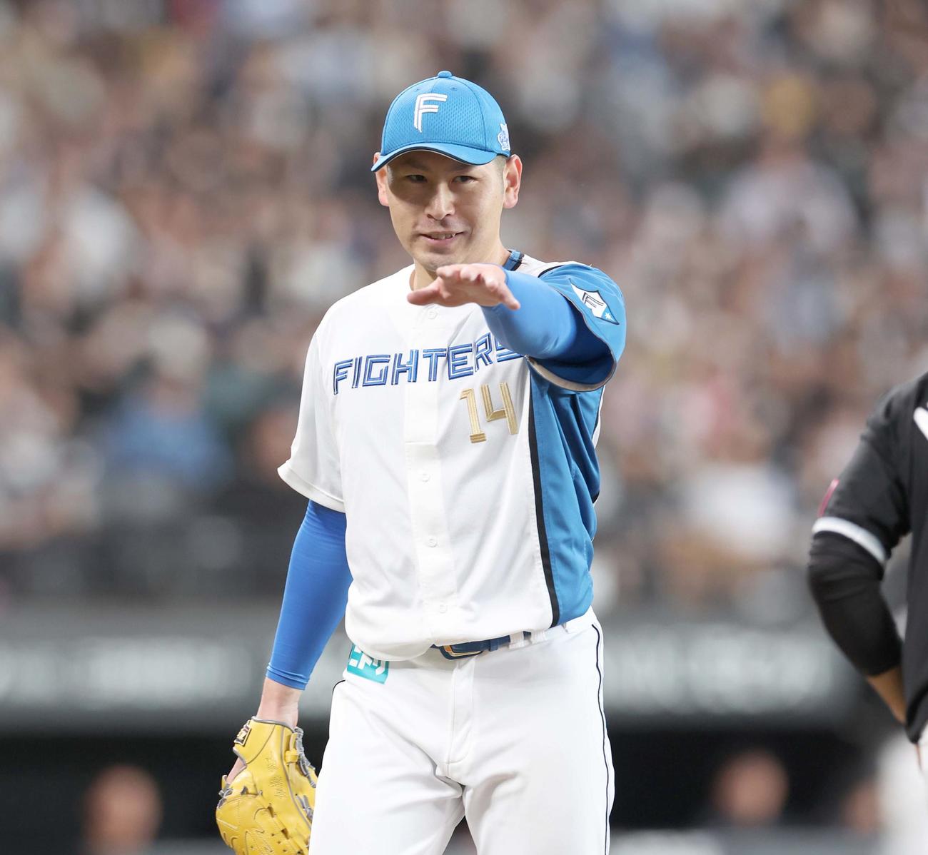 日本ハム対ロッテ　7回表、無失点に抑え笑顔の加藤貴（撮影・黒川智章）