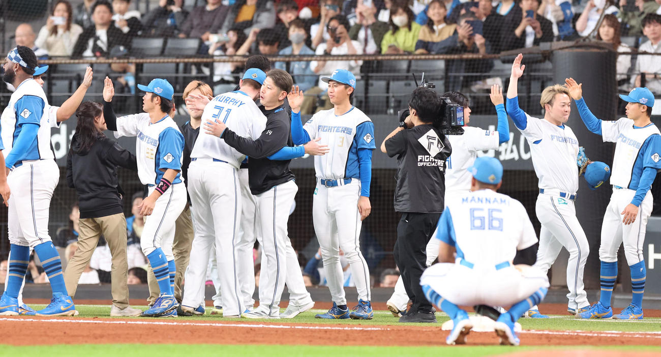 日本ハム対ロッテ　ロッテに連勝し喜び合う日本ハム加藤貴（中央）らナイン（撮影・佐藤翔太）