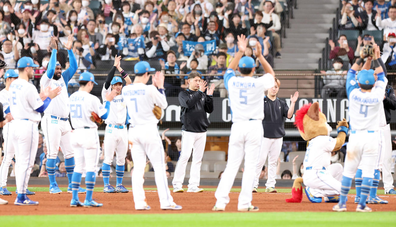 日本ハム対ロッテ　ロッテに連勝し一丁締めをする日本ハム加藤貴（中央）らナイン（撮影・佐藤翔太）