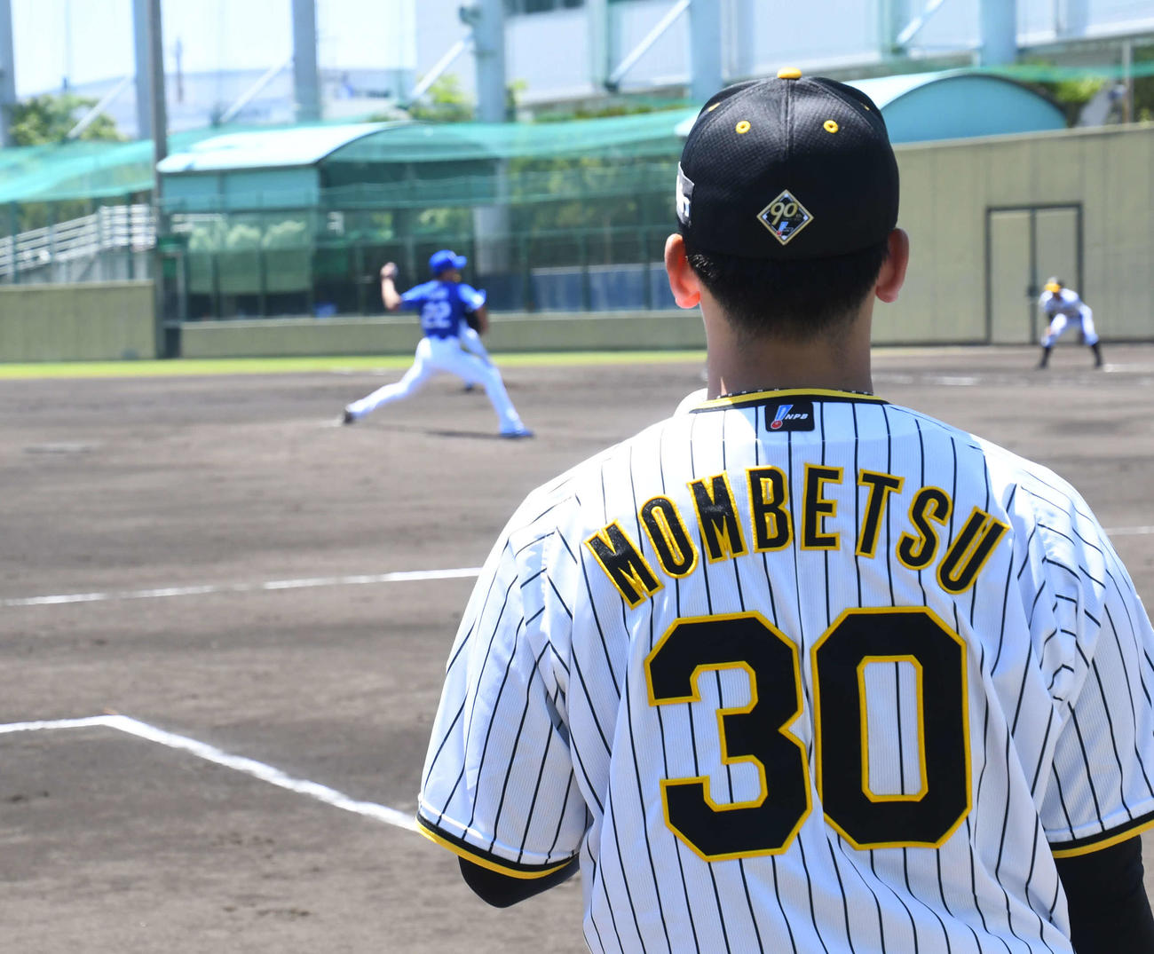 ウエスタン・リーグ阪神－中日　中日大野の投球を見守る阪神門別（撮影・中野椋）
