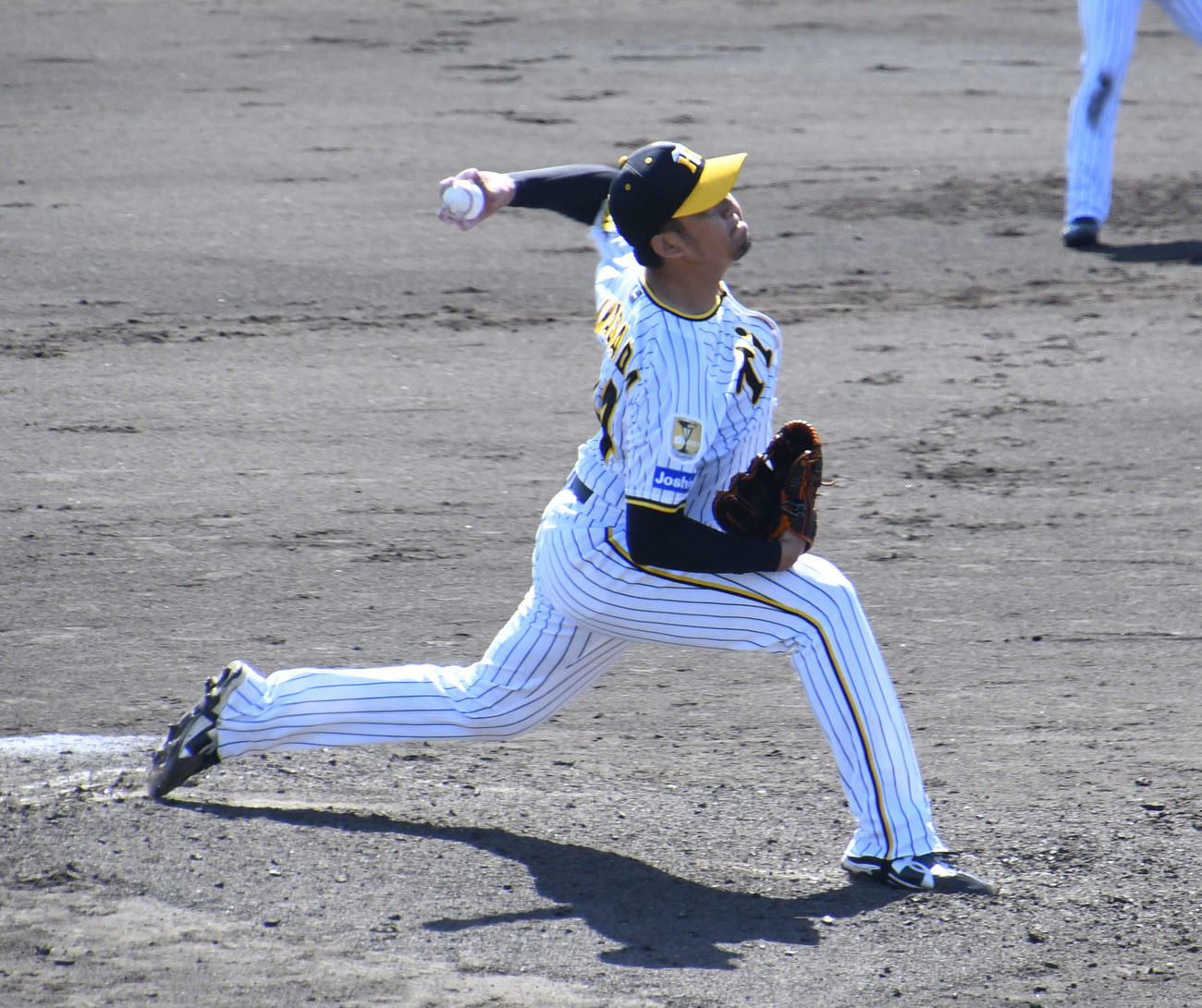 ウエスタン・リーグ阪神－中日　力投する阪神岩貞（撮影・中野椋）