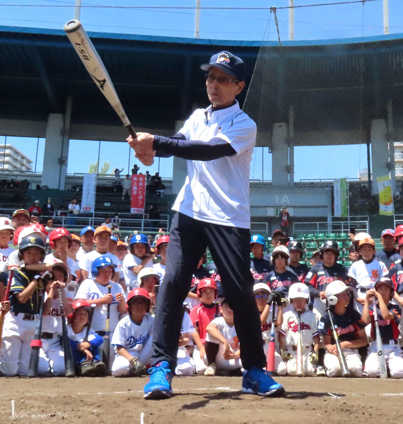 野球教室で打撃指導を行うソフトバンク王貞治球団会長（撮影・黒須亮）