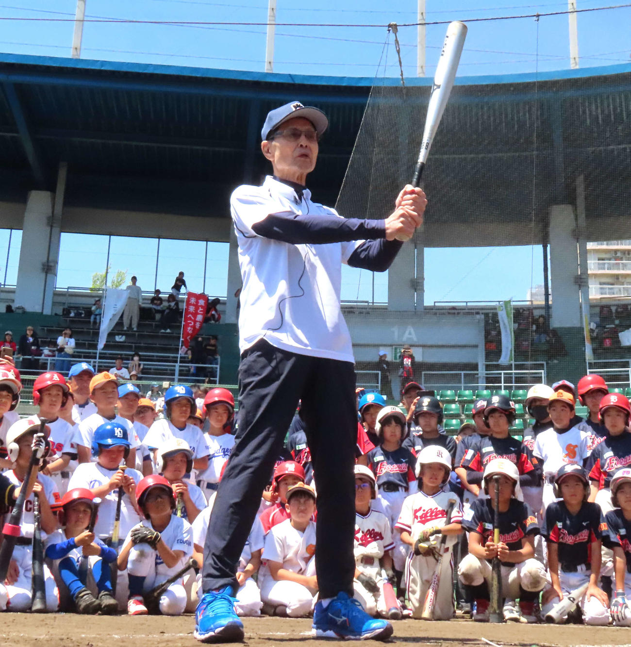 JA全農WCBF少年野球教室で打撃指導を行うソフトバンク王貞治球団会長（撮影・黒須亮）