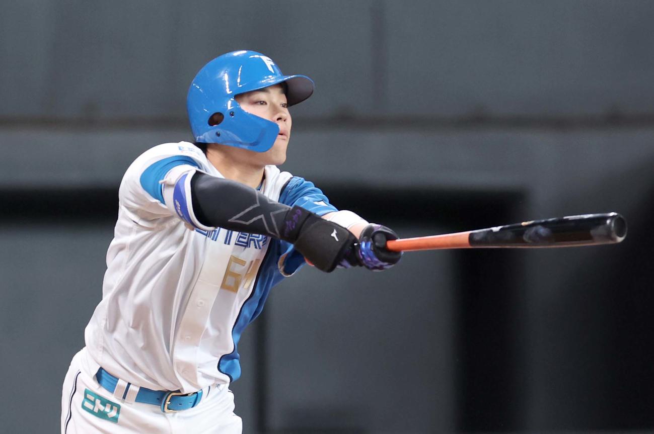 日本ハム対ロッテ　6回裏日本ハム1死一、三塁、右犠飛を放つ田宮（撮影・黒川智章）
