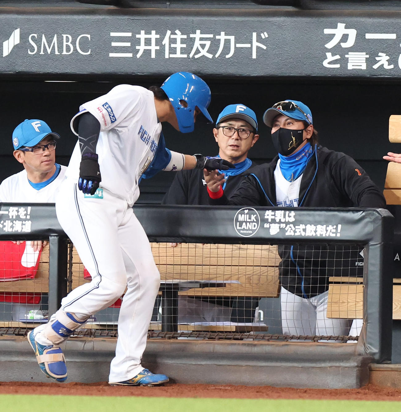 日本ハム対ロッテ　6回裏日本ハム1死一、三塁、右犠飛を放った田宮（左）を出迎える新庄監督（撮影・佐藤翔太）