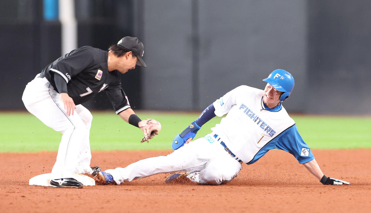 日本ハム対ロッテ　6回裏日本ハム1死一塁、盗塁を決める松本剛（撮影・佐藤翔太）
