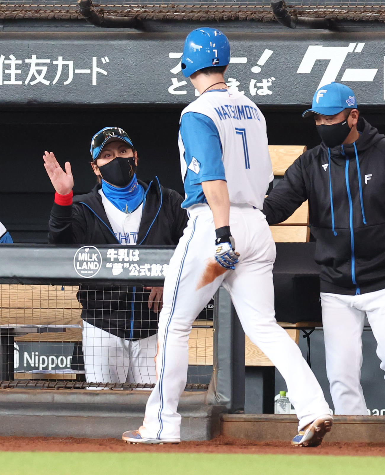 日本ハム対ロッテ　6回裏日本ハム1死一、三塁、田宮の右犠飛で生還した松本剛を出迎える新庄監督（左）（撮影・佐藤翔太）
