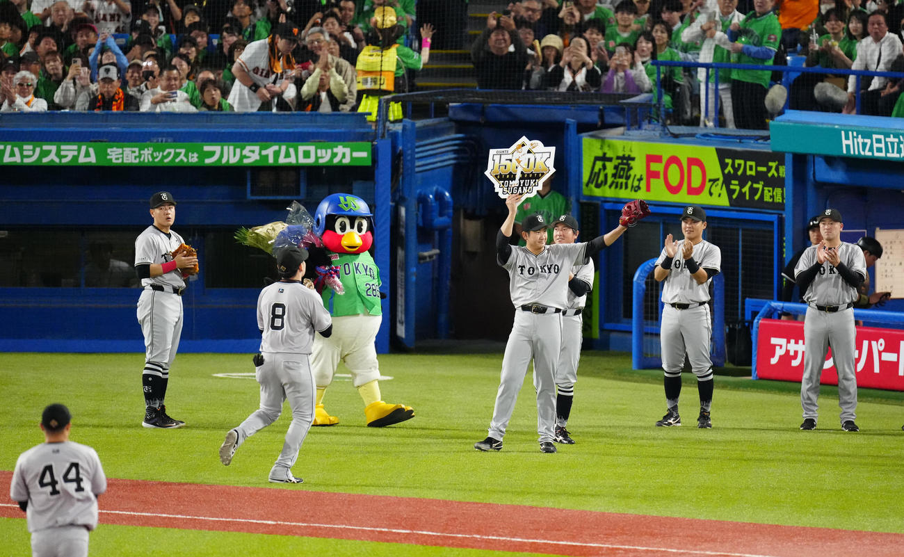 ヤクルト対巨人　6回裏終了後、1500奪三振記念ボードを掲げる巨人菅野（中央）（撮影・江口和貴）