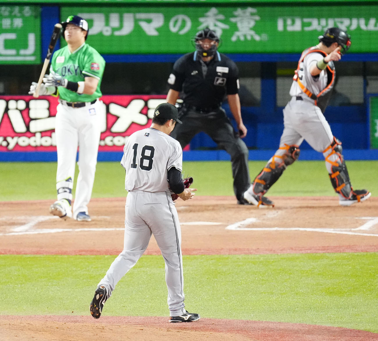 ヤクルト対巨人　6回裏ヤクルト2死、村上（左）から空振り三振を奪い通算1500奪三振とした菅野（撮影・江口和貴）