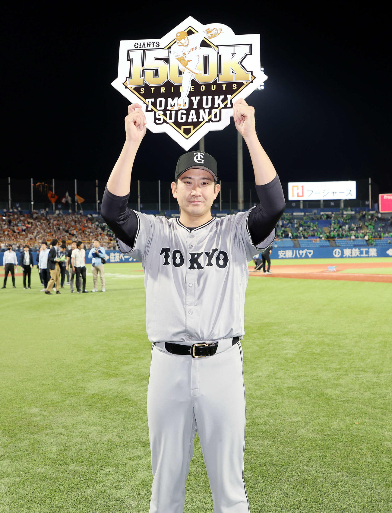 ヤクルト対巨人　通算1500奪三振を達成した巨人菅野（撮影・鈴木正人）