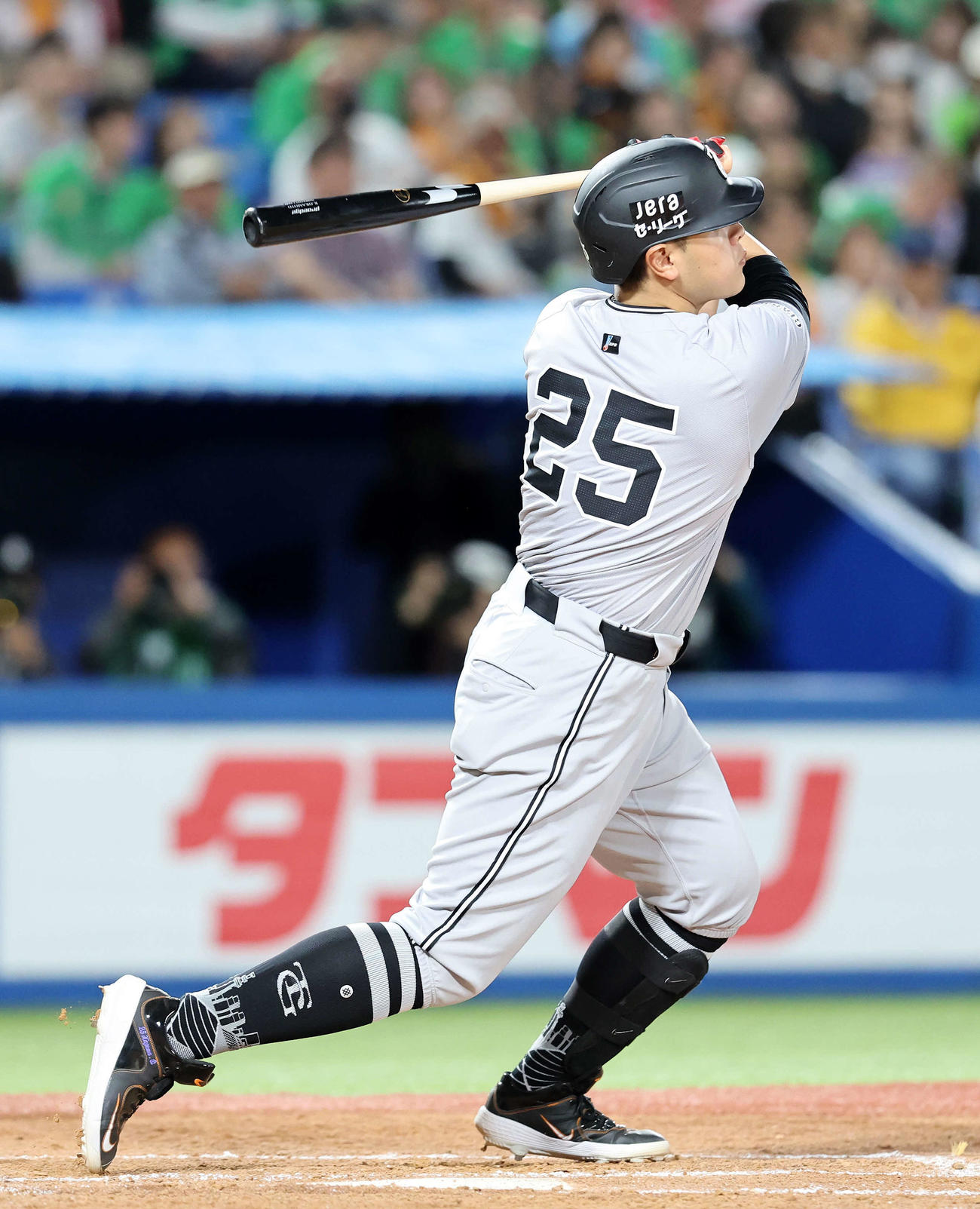 ヤクルト対巨人　4回表巨人1死一塁、岡本和は左中間2点本塁打を放つ（撮影・鈴木正人）