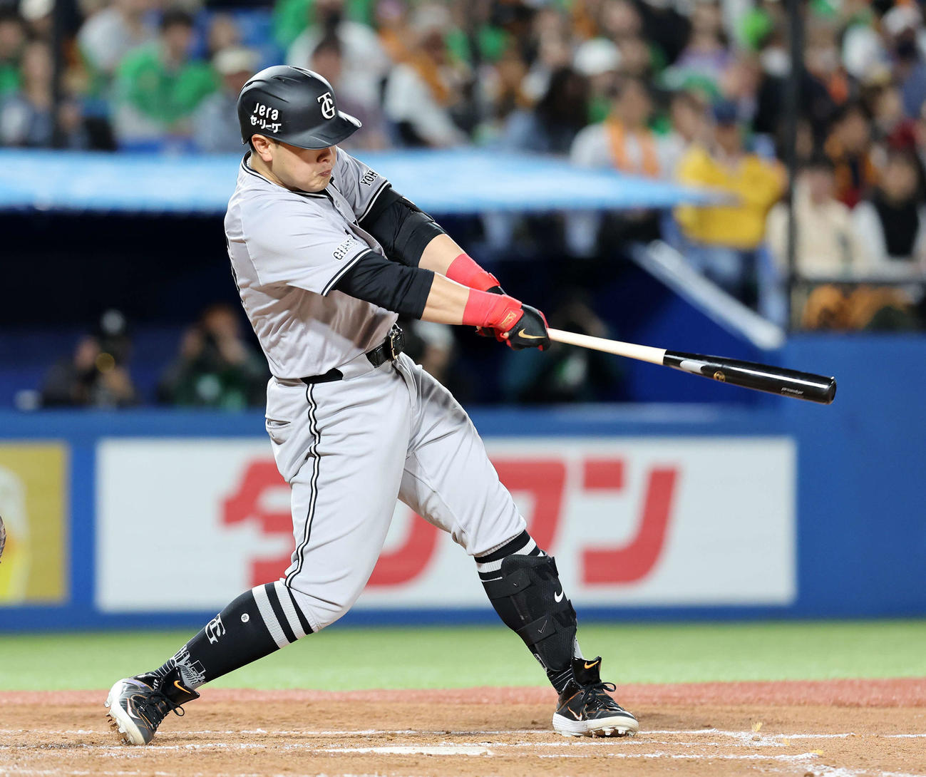 ヤクルト対巨人　4回表巨人1死一塁、岡本和は左中間2点本塁打を放つ（撮影・鈴木正人）
