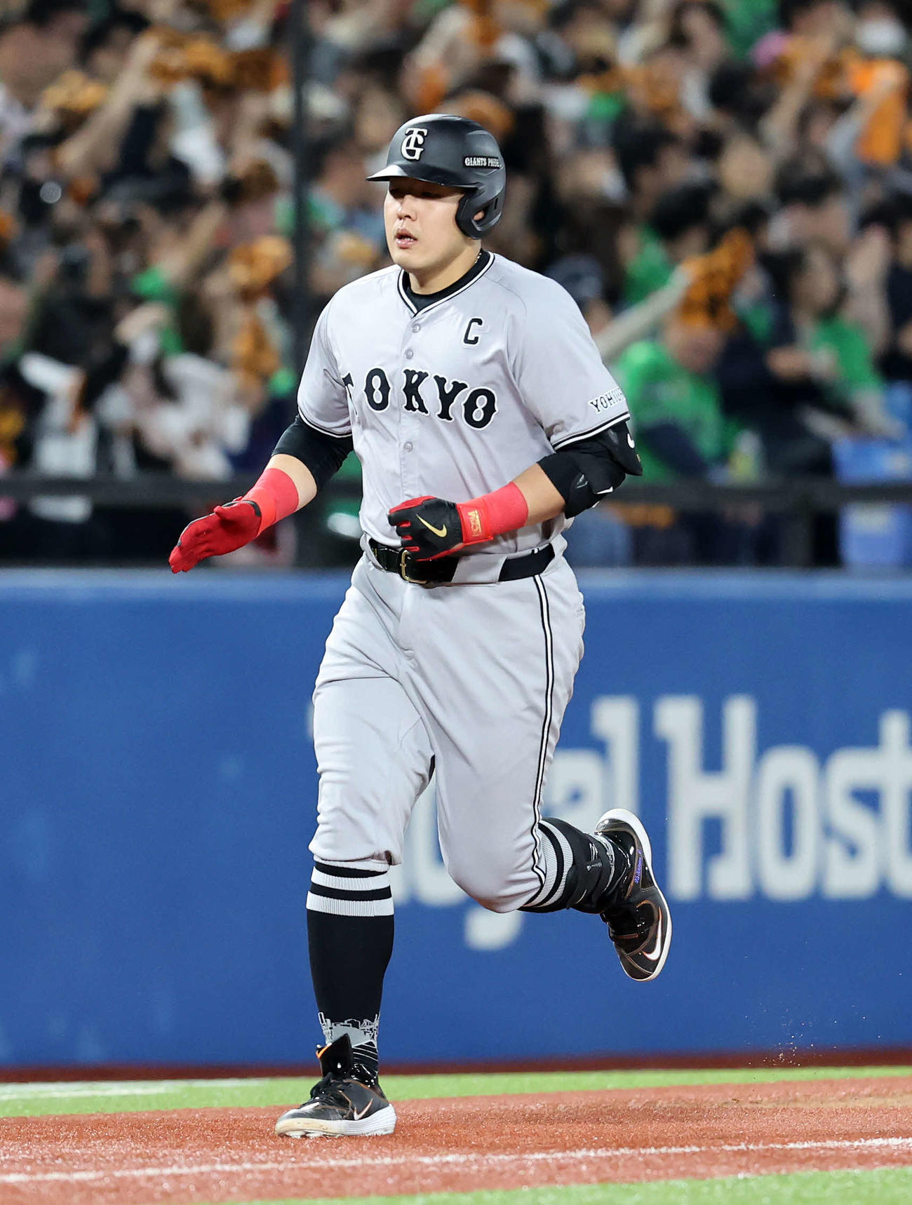 ヤクルト対巨人　4回表巨人1死一塁、岡本和は左中間2点本塁打を放つ（撮影・鈴木正人）