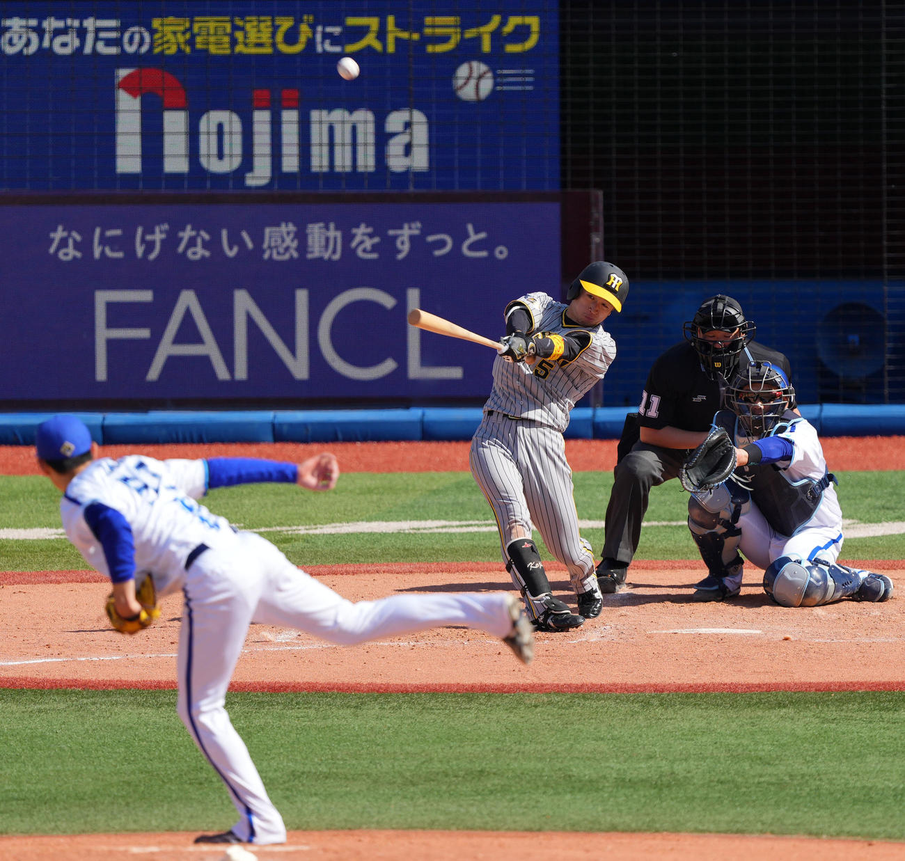 DeNA対阪神　3回表阪神2死満塁、右越え満塁本塁打を放つ近本。投手中川颯（撮影・横山健太）