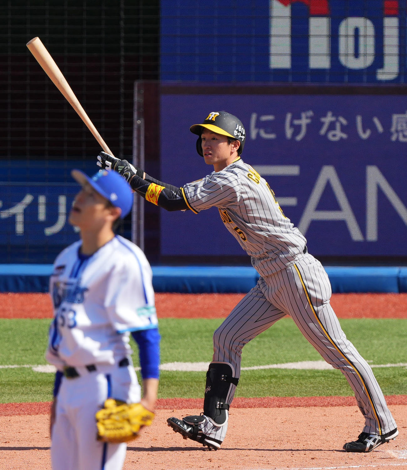 DeNA対阪神　3回表阪神2死満塁、右越え満塁本塁打を放つ近本。投手中川颯（撮影・横山健太）