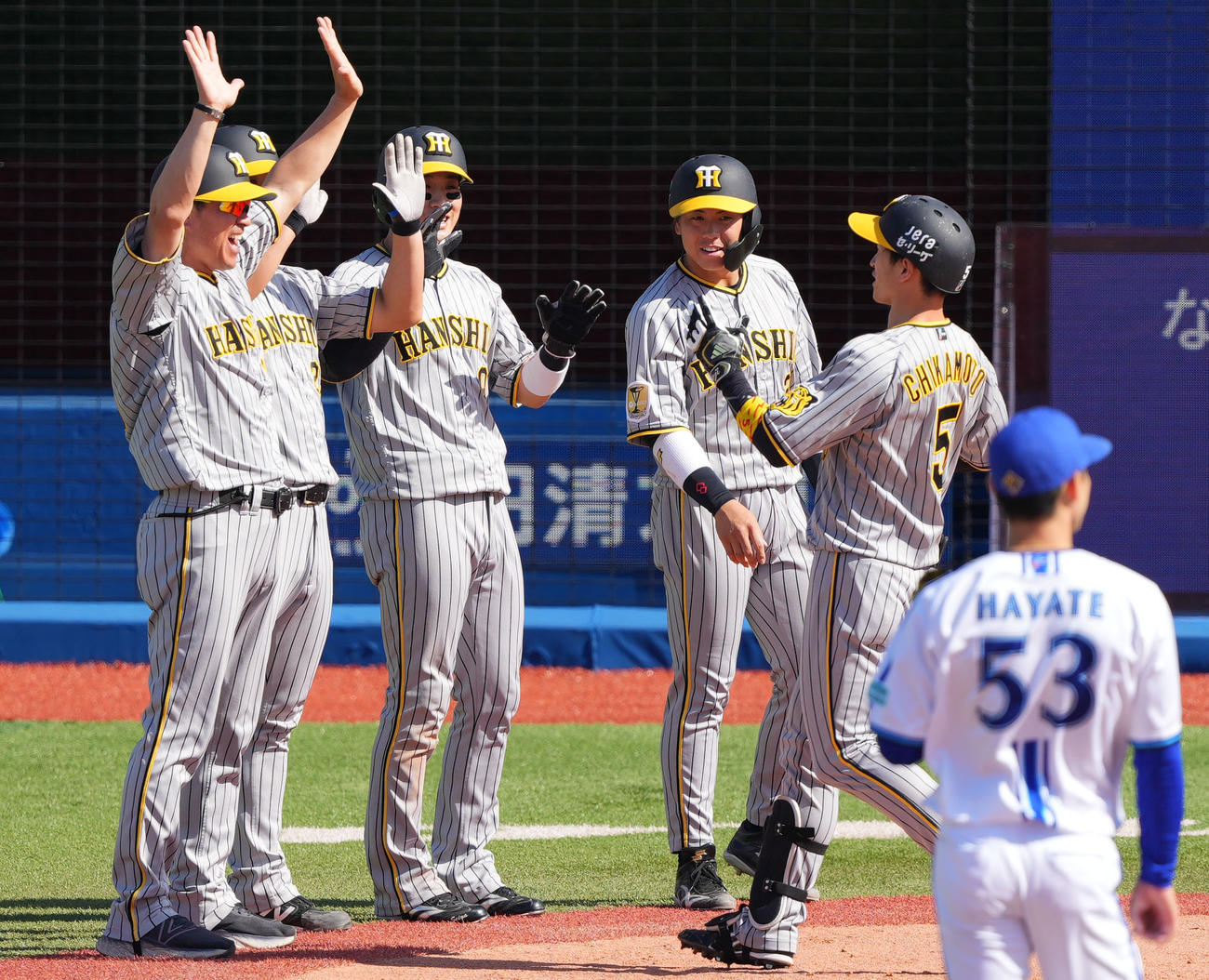 DeNA対阪神　3回表阪神2死満塁、近本（右から2人目）が右越え満塁本塁打を放ちタッチを交わす阪神ナイン（撮影・横山健太）