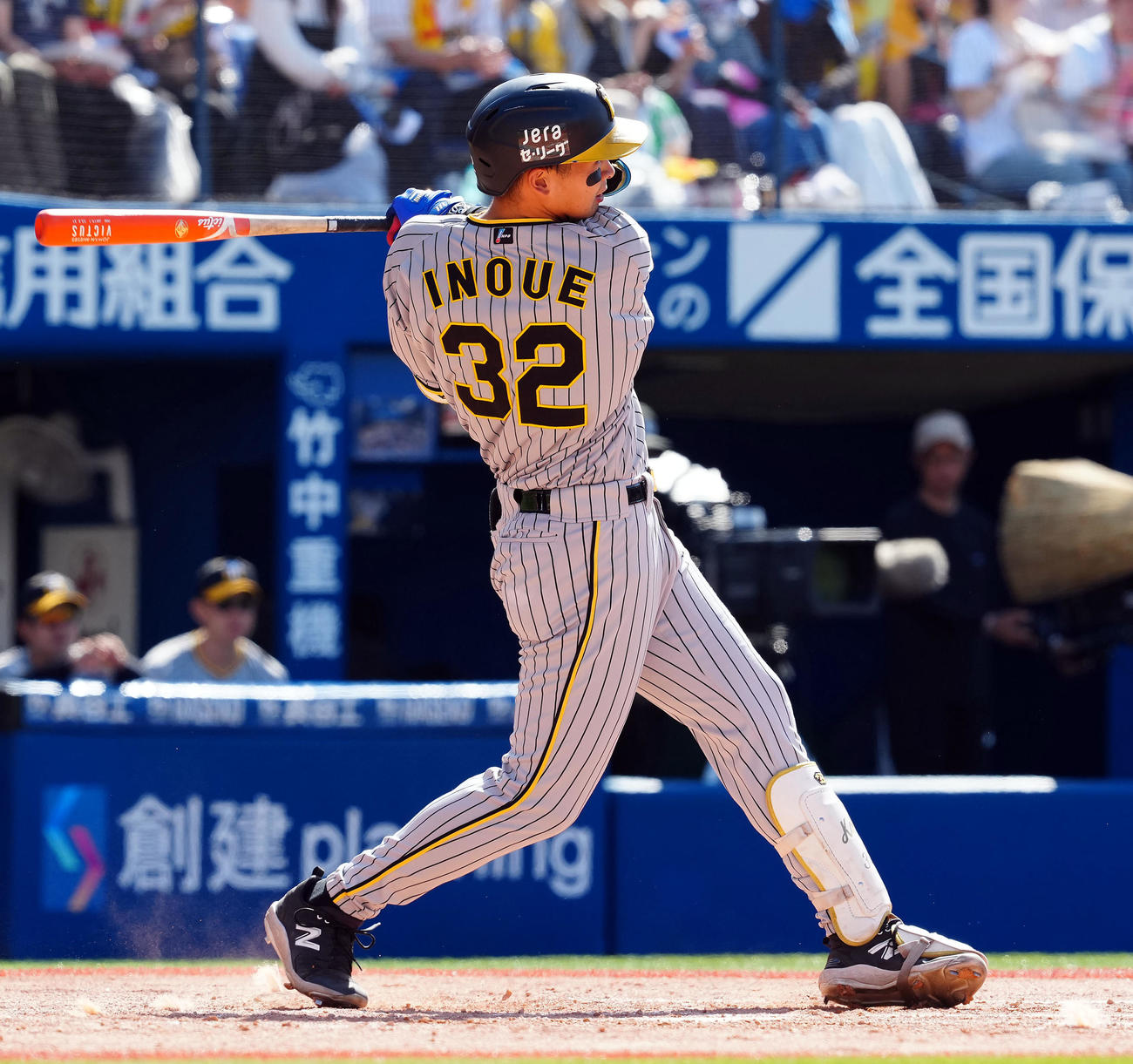 DeNA対阪神　3回表阪神無死一、三塁、中前に適時打を放つ井上（撮影・たえ見朱実）