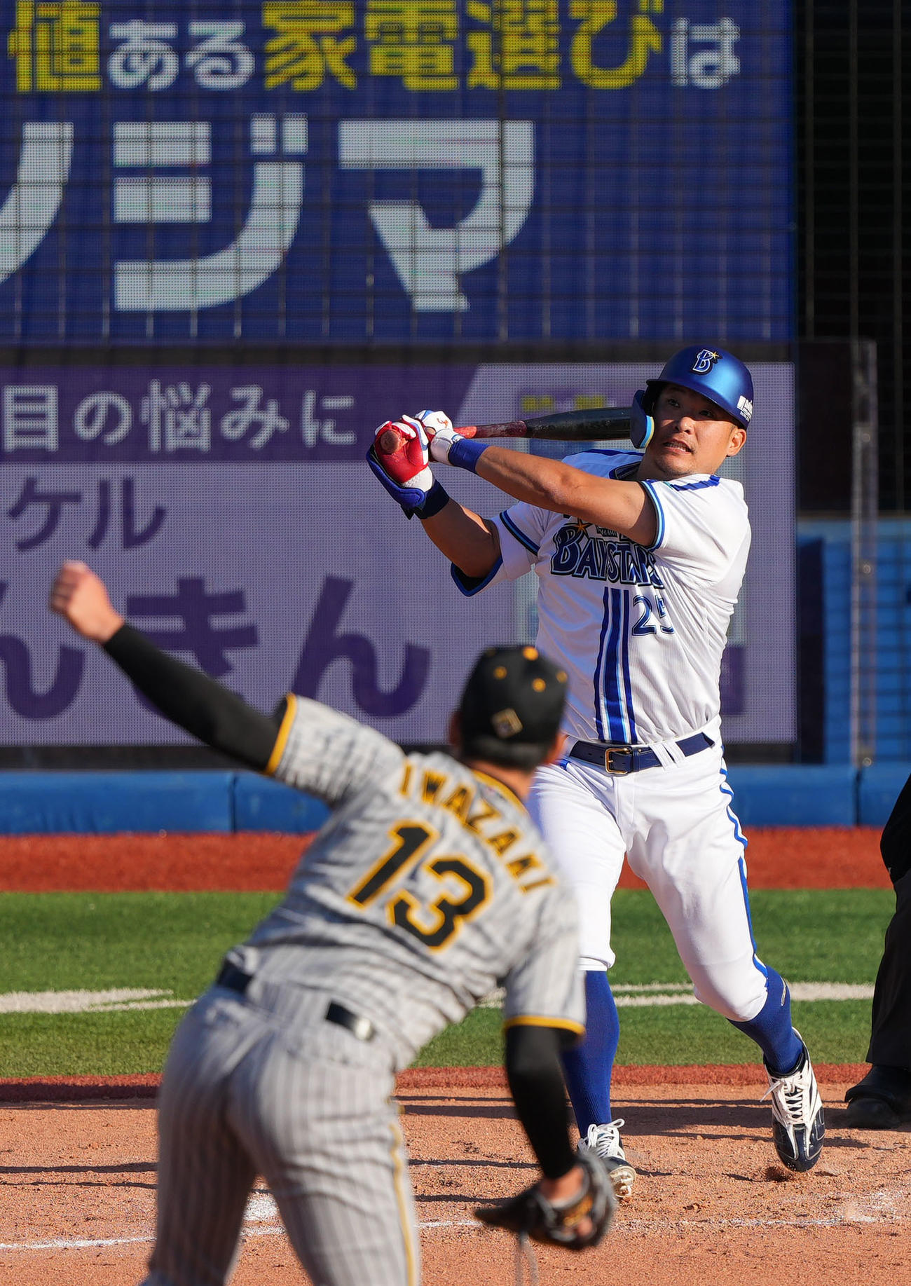 DeNA対阪神　8回裏DeNA2死、右越え本塁打を放つ筒香。投手岩崎（撮影・横山健太）