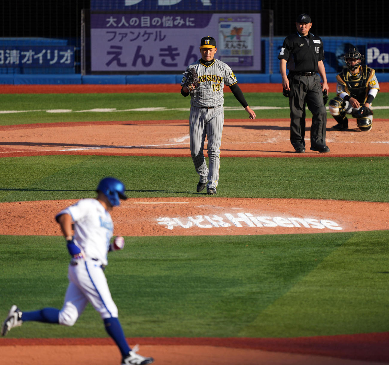DeNA対阪神　8回裏DeNA2死、筒香に右越え本塁打を浴び肩を落とす岩崎（撮影・横山健太）