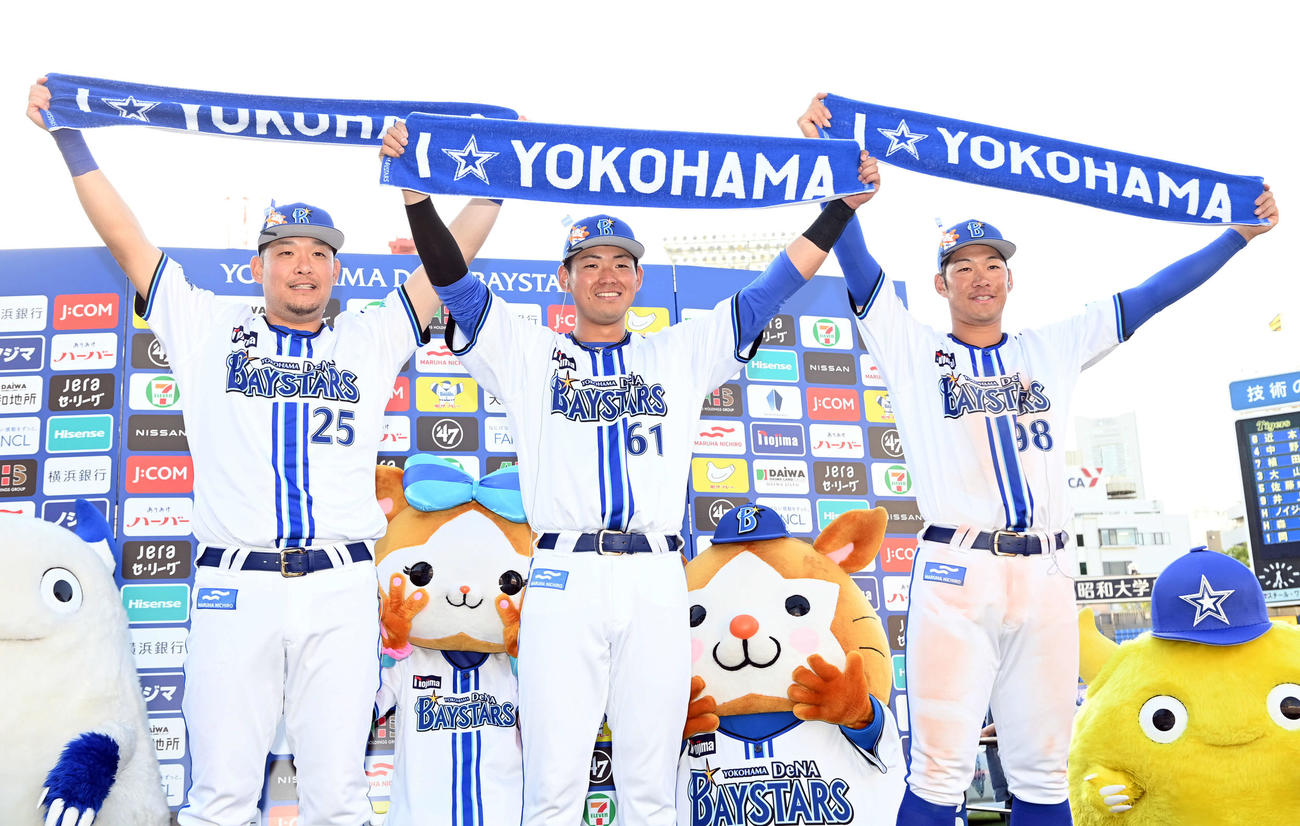 DeNA対阪神　阪神に勝利し笑顔を見せる、左からDeNA筒香、蝦名、京田（撮影・たえ見朱実）