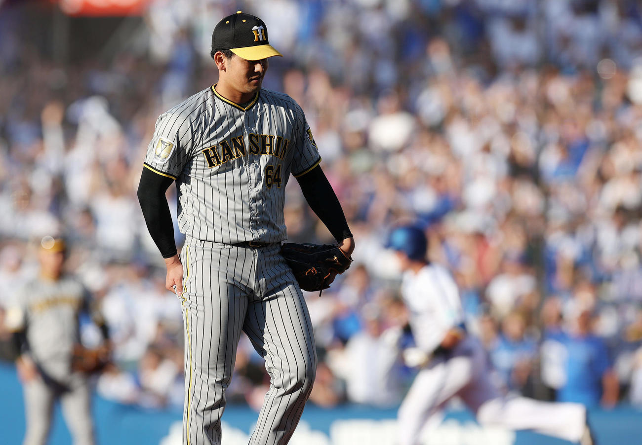 DeNA対阪神　8回裏DeNA2死、牧秀悟に本塁打を浴びる岡留（撮影・前田充）
