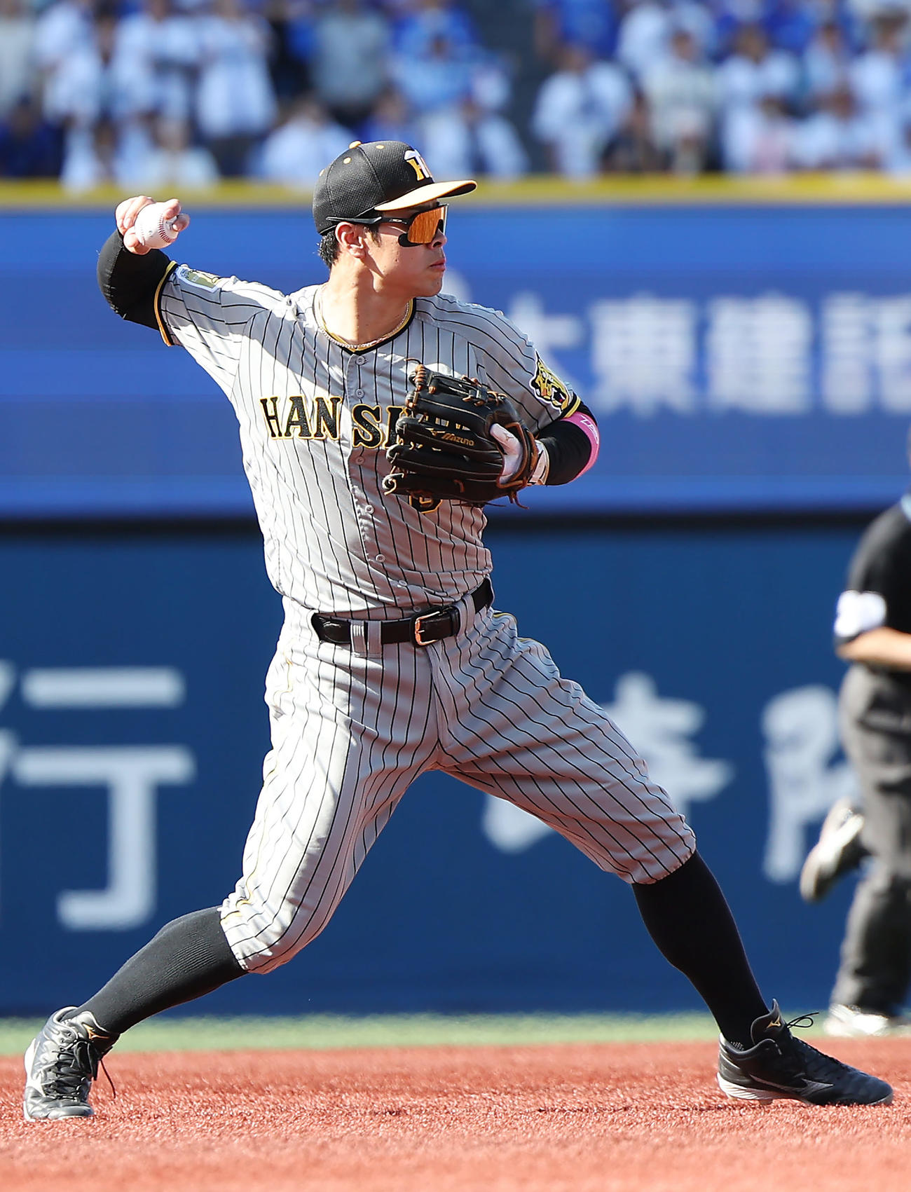DeNA対阪神　4回裏DeNA無死、牧の三塁への打球を一塁へ悪送球する佐藤輝（撮影・前田充）