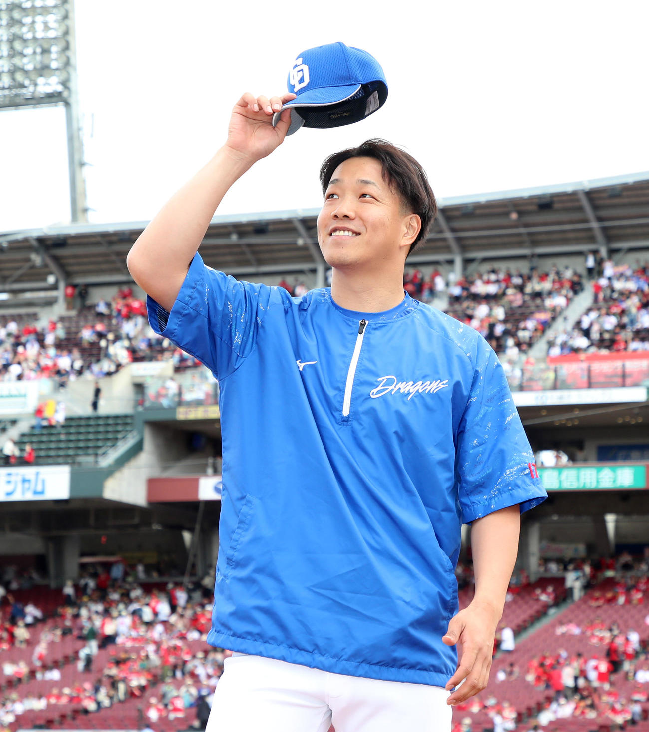 広島対中日　ヒーローインタビューを受けた柳はスタンドの中日ファンにあいさつする（撮影・加藤哉）
