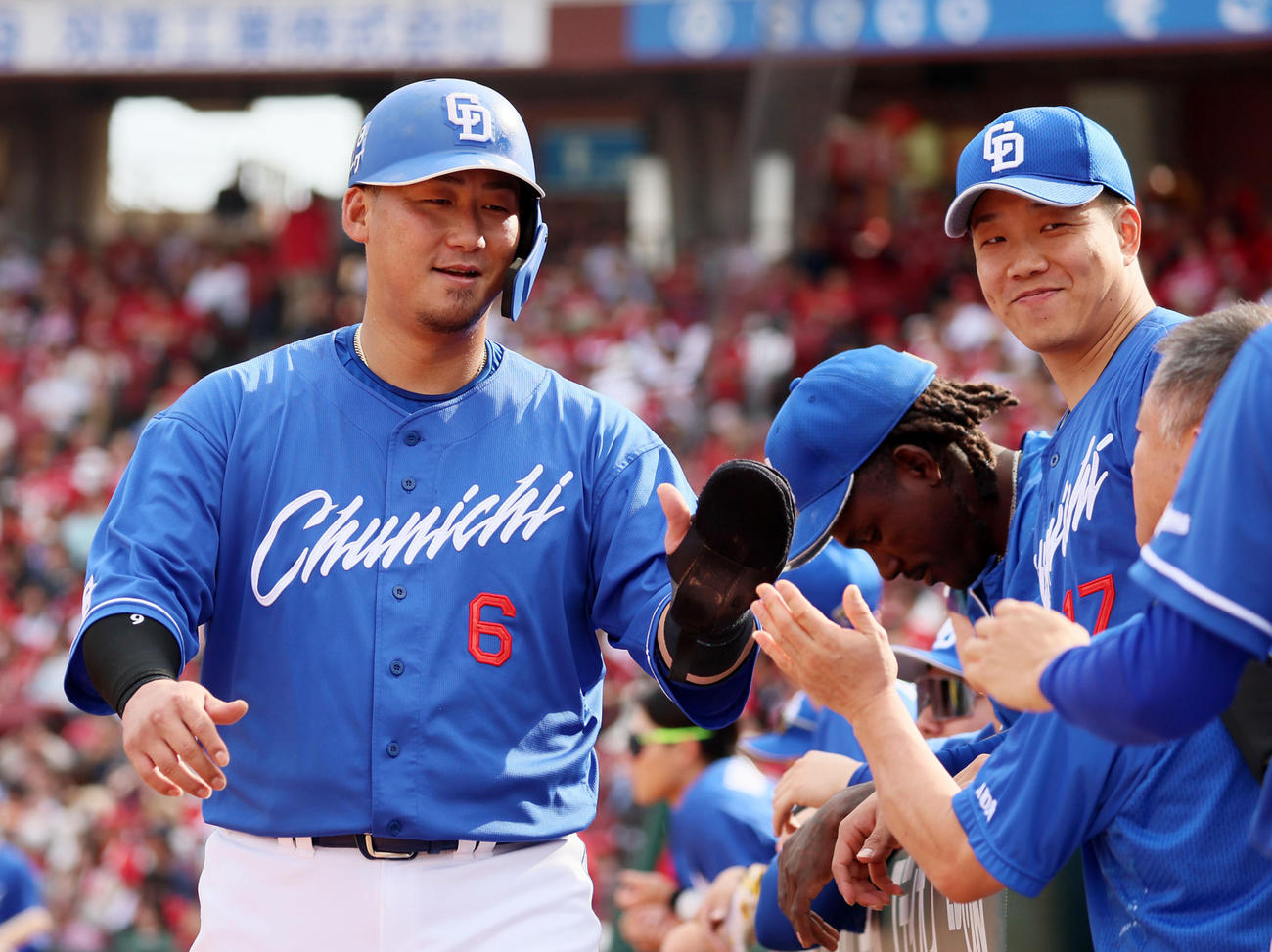 広島対中日　8回表中日2死一、三塁、三塁走者中田は代打石川昂の左適時二塁打で生還しベンチの柳（右）とタッチする（撮影・加藤哉）