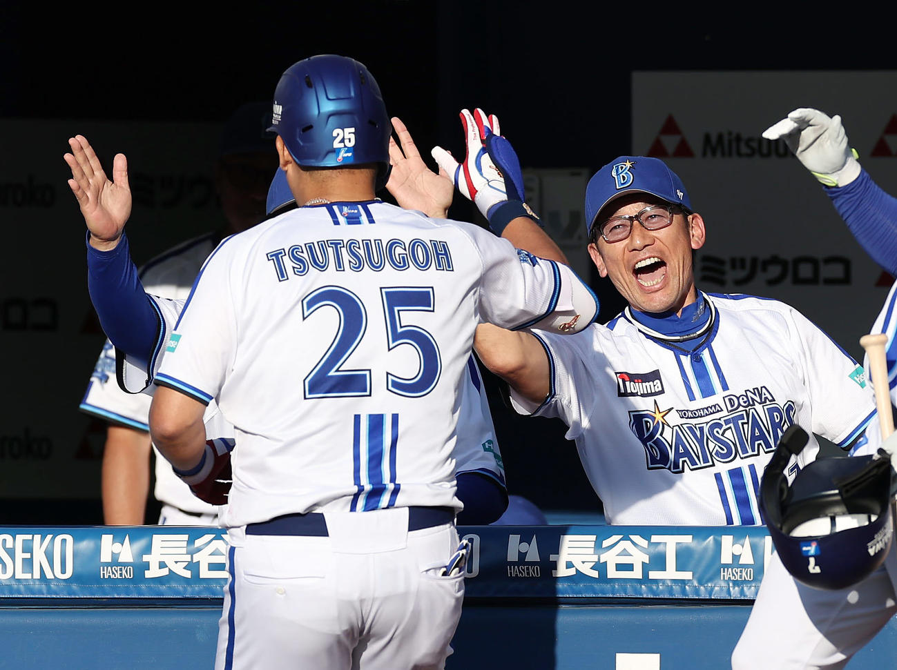 DeNA対阪神　8回裏DeNA2死、右越え勝ち越し本塁打を放った筒香（左）を迎える三浦監督（撮影・前田充）