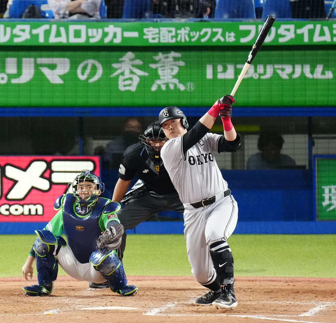 ヤクルト対巨人　4回表巨人1死一塁、2打席連続となる2点本塁打を放つ岡本和。投手小川（撮影・江口和貴）