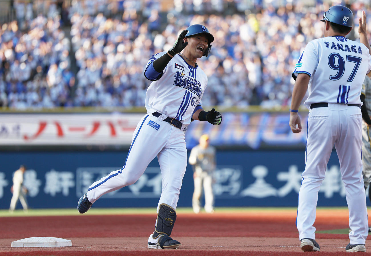 DeNA対阪神　8回裏DeNA1死一塁、同点2点本塁打を放ち田中コーチ（右）とタッチを交わす蝦名（撮影・前田充）