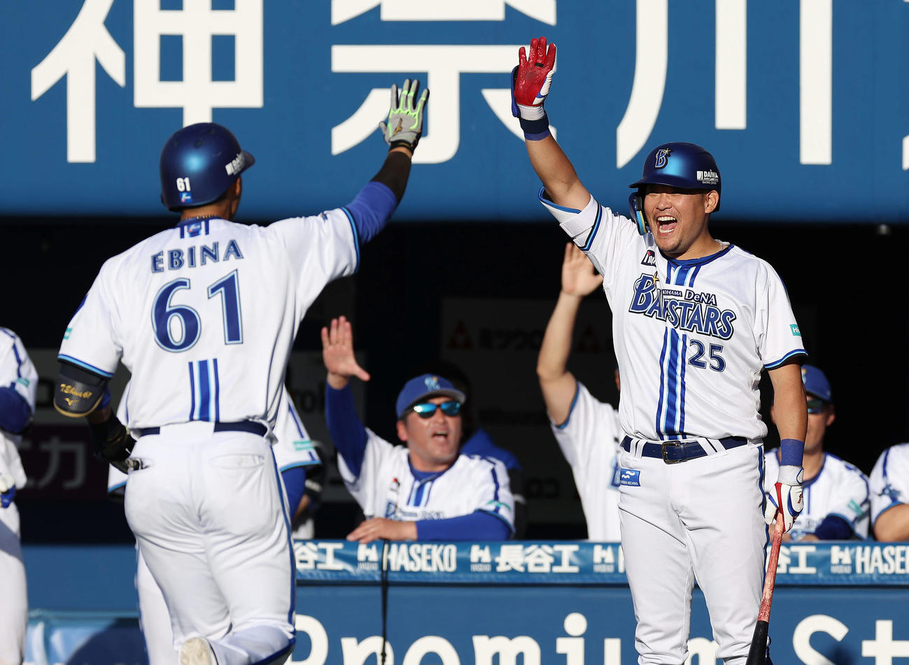 DeNA対阪神　8回裏DeNA1死一塁、同点2点本塁打を放った蝦名（左）を笑顔で迎える筒香（撮影・前田充）