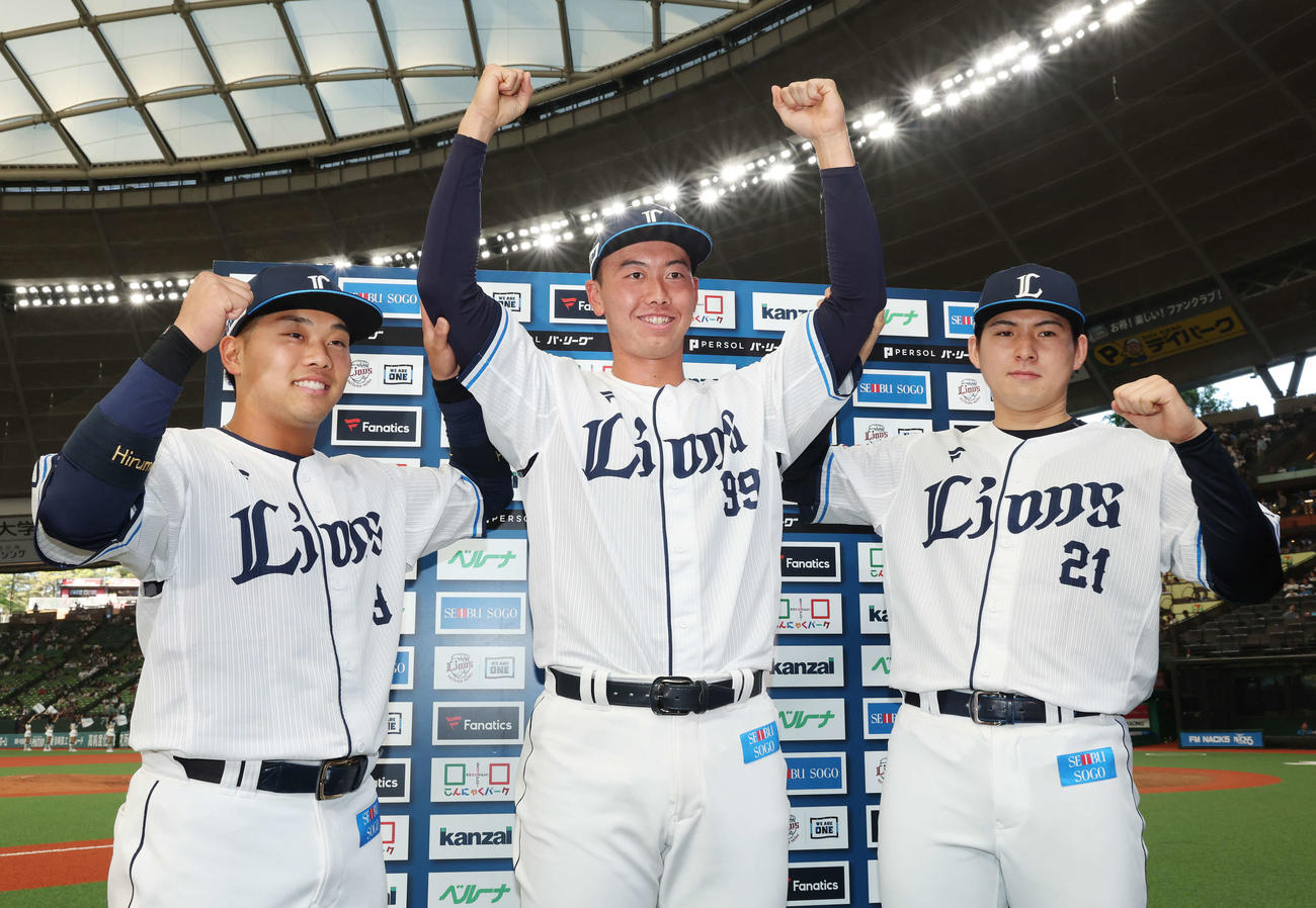 西武対楽天　勝利しガッツポーズして記念撮影する、左から西武蛭間、村田、武内（撮影・宮地輝）