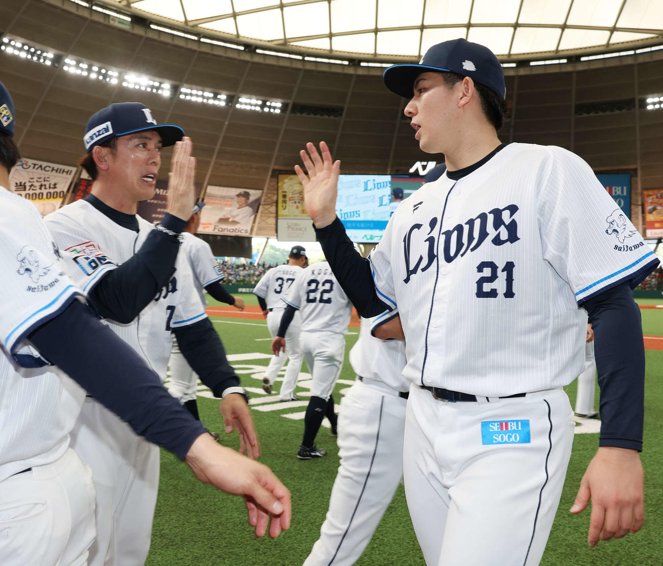 西武対楽天　勝利し、西武松井監督（左）とタッチする武内（撮影・宮地輝）