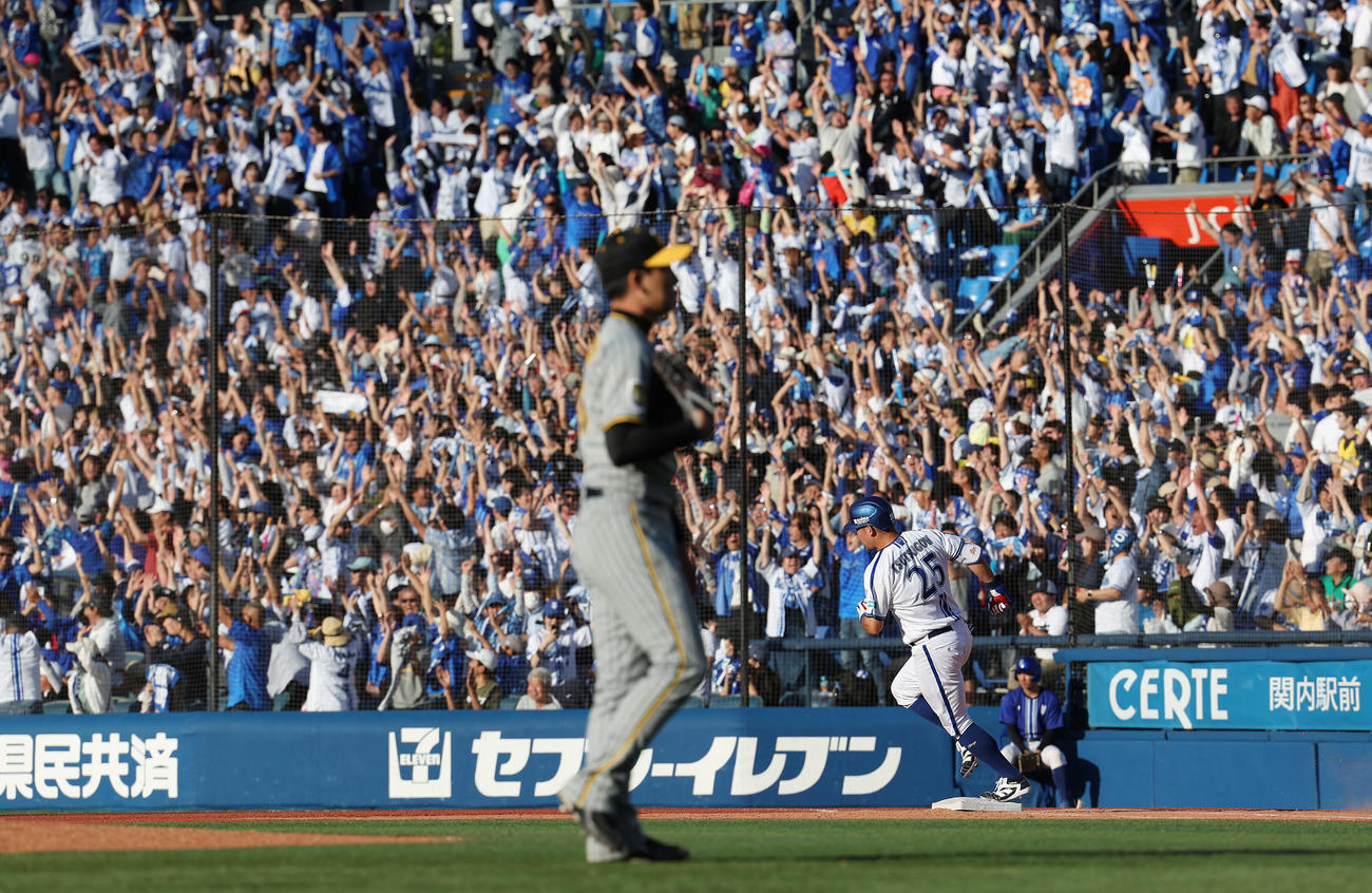DeNA対阪神　8回裏DeNA2死、右越え勝ち越し本塁打を放ち一塁をまわる筒香。手前は岩崎（撮影・前田充）