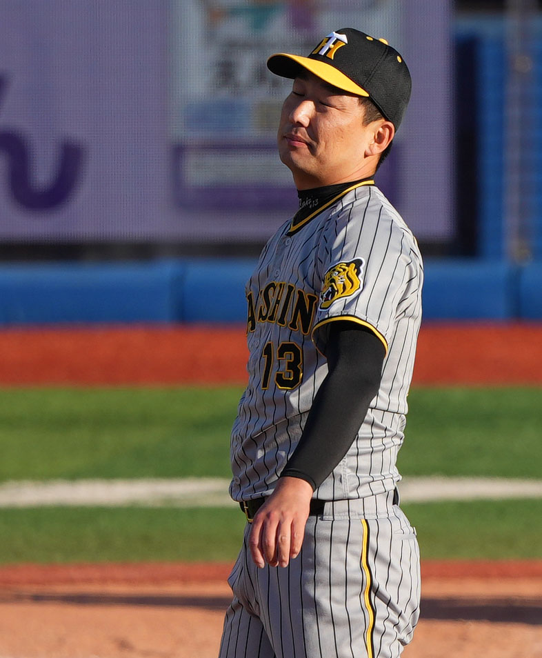 DeNA対阪神　8回裏DeNA2死、筒香に右越え本塁打を浴び肩を落とす岩崎（撮影・横山健太）
