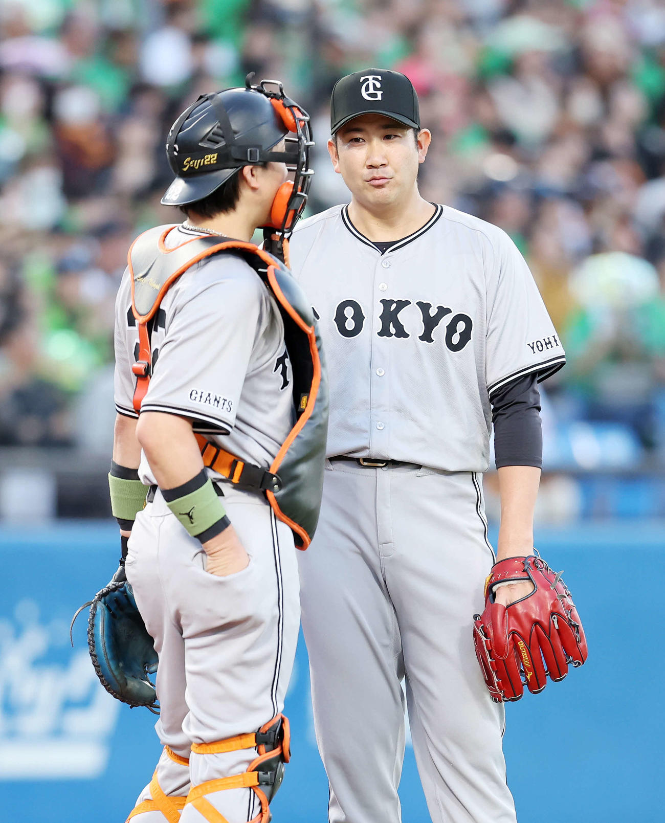 ヤクルト対巨人　1回裏、先制され話す巨人小林（左）と菅野（撮影・鈴木正人）