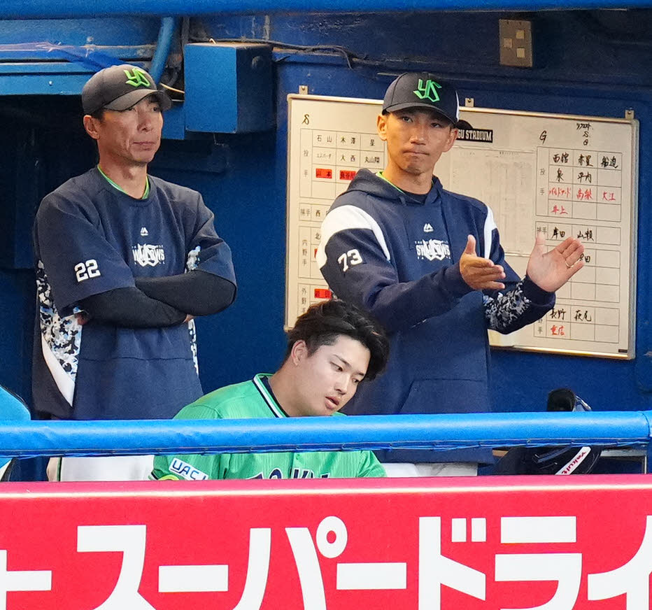 ヤクルト対巨人　1回裏ヤクルト1死一塁、空振り三振に倒れベンチに引き揚げた村上（中央）（撮影・江口和貴）