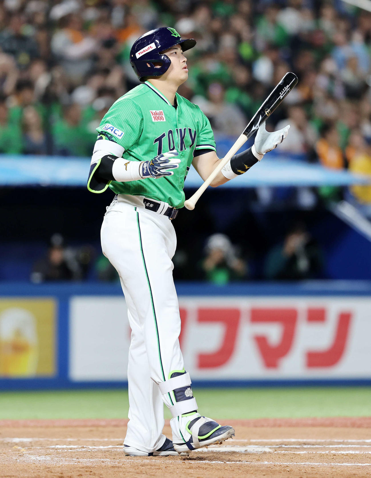 ヤクルト対巨人　6回裏ヤクルト2死、村上は空振り三振に倒れる（撮影・鈴木正人）