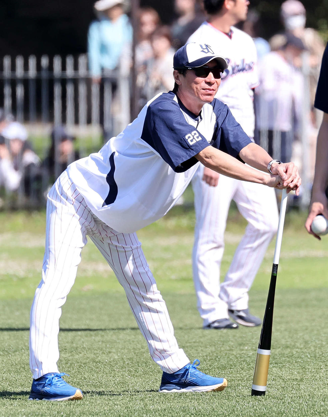 ヤクルト対巨人　練習を見つめるヤクルト高津監督（撮影・鈴木正人）