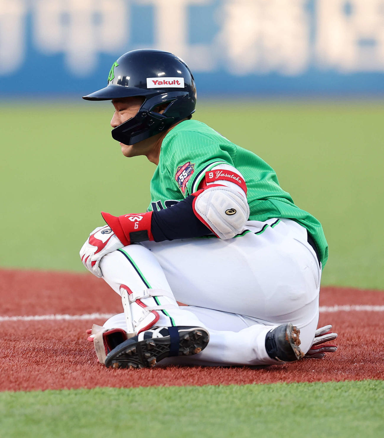 ヤクルト対巨人　1回表ヤクルト無死、塩見は内野安打を放つが一塁ベース上で負傷し痛がる（撮影・鈴木正人）