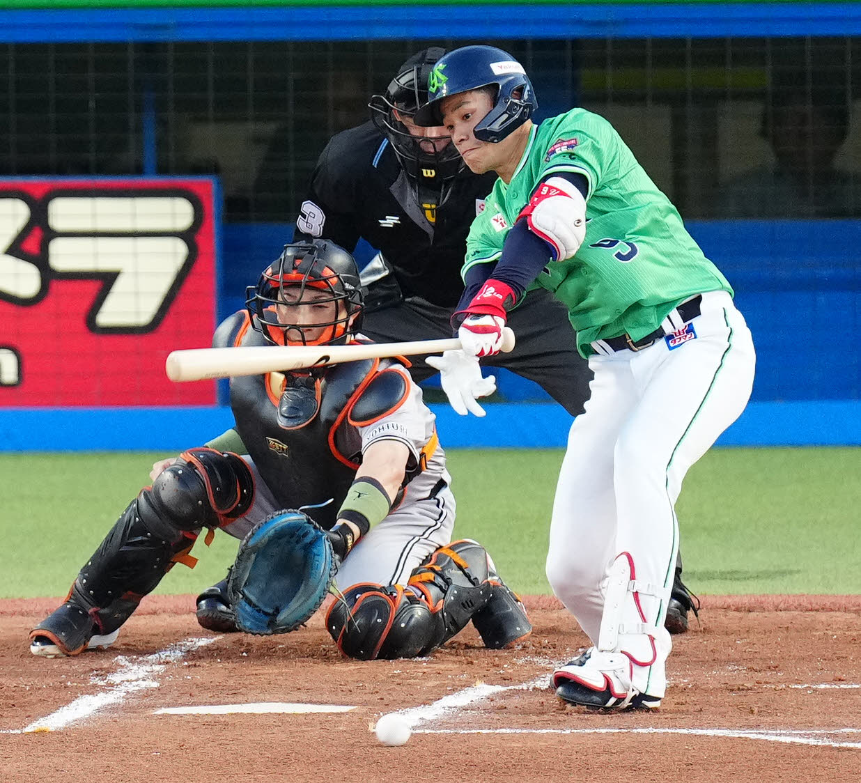 ヤクルト対巨人　1回裏ヤクルト無死、内野安打とする塩見（撮影・江口和貴）