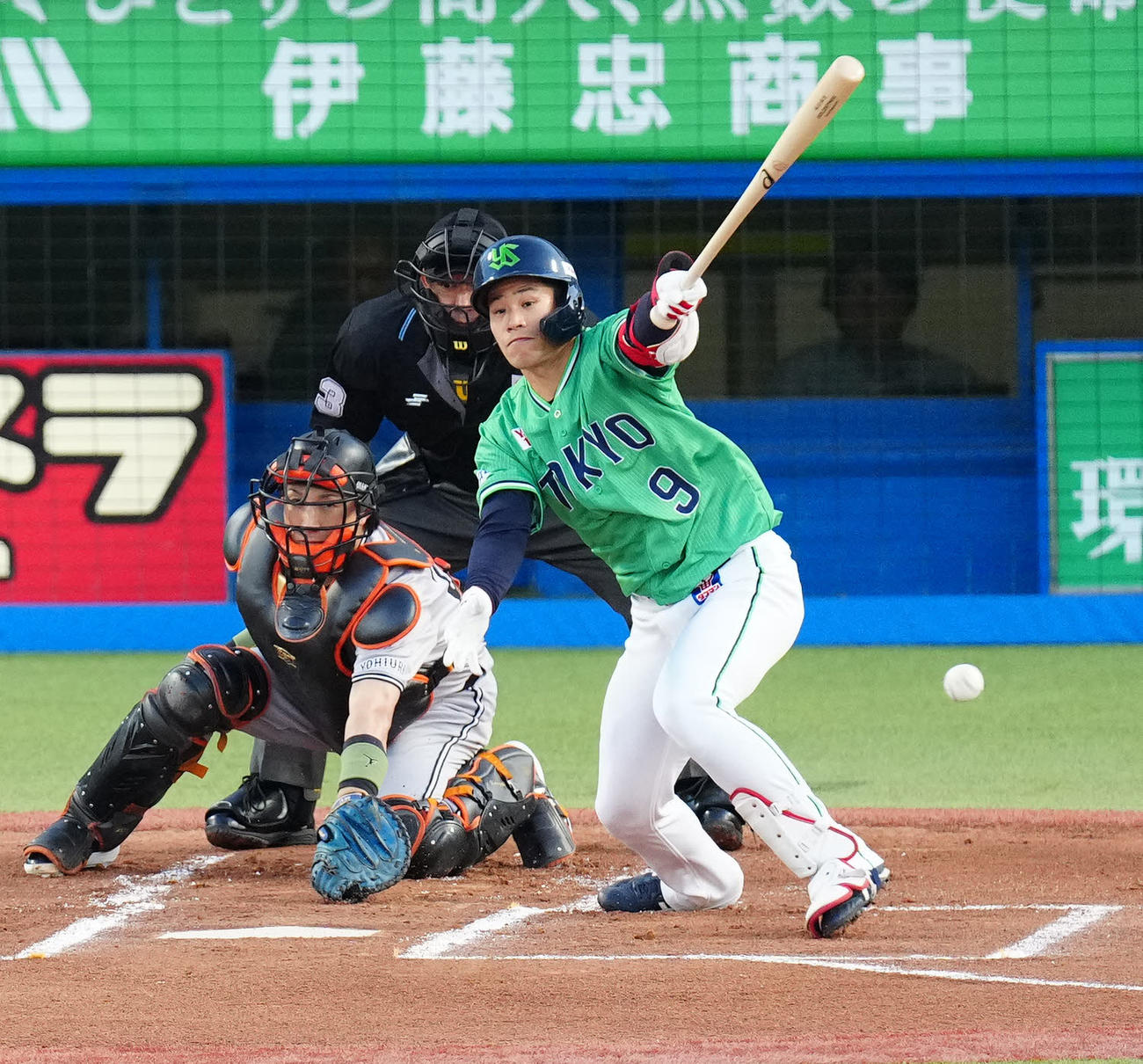 ヤクルト対巨人　1回裏ヤクルト無死、内野安打とする塩見（撮影・江口和貴）