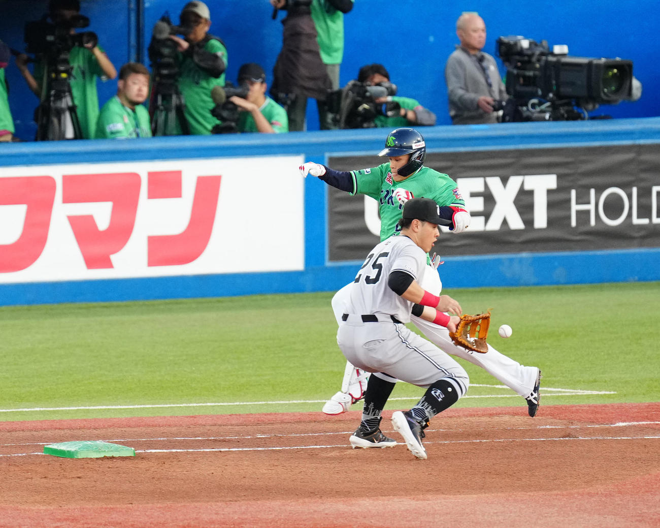 ヤクルト対巨人　1回裏ヤクルト無死、内野安打とするも負傷した塩見（後方）。手前は一塁手岡本和（撮影・江口和貴）